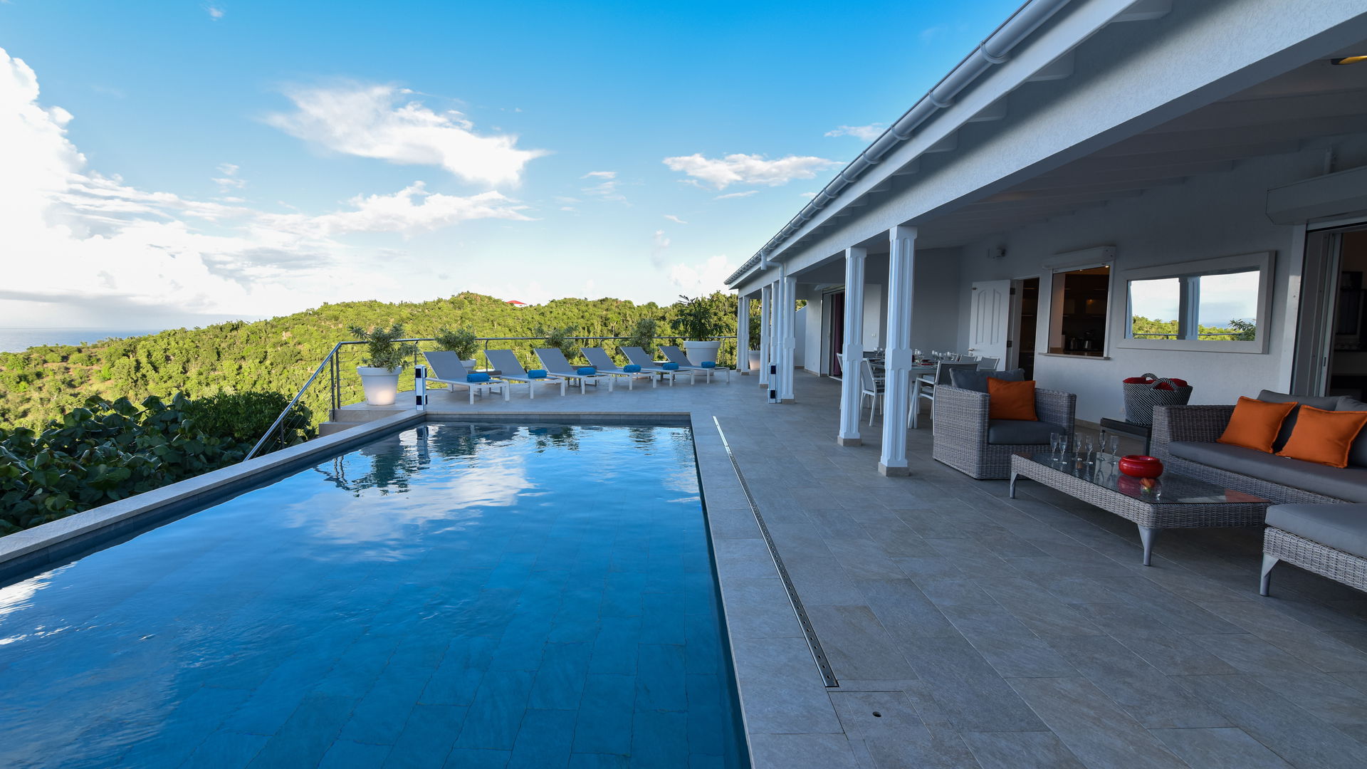 POOL & TERRACE
