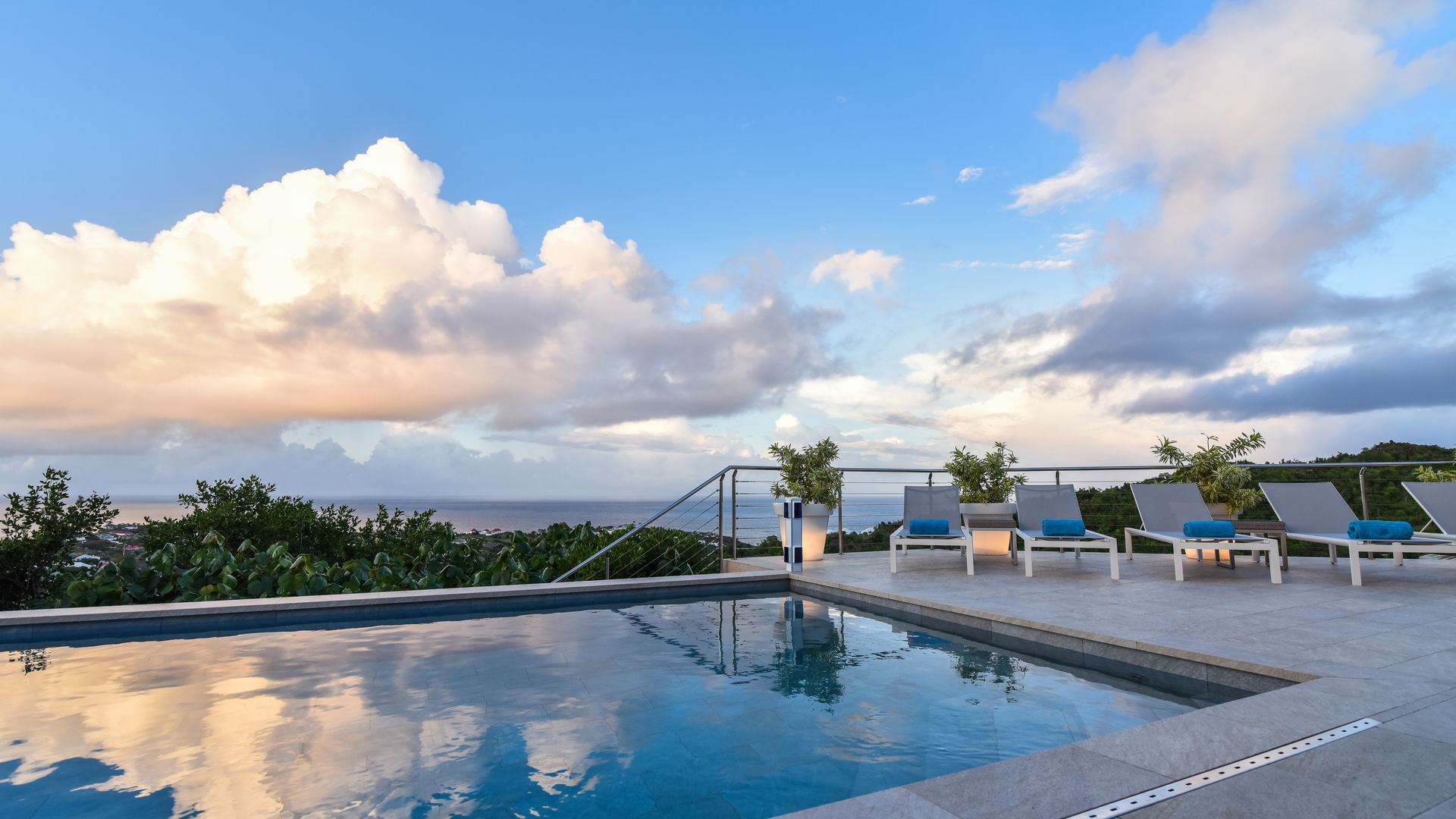 POOL & TERRACE