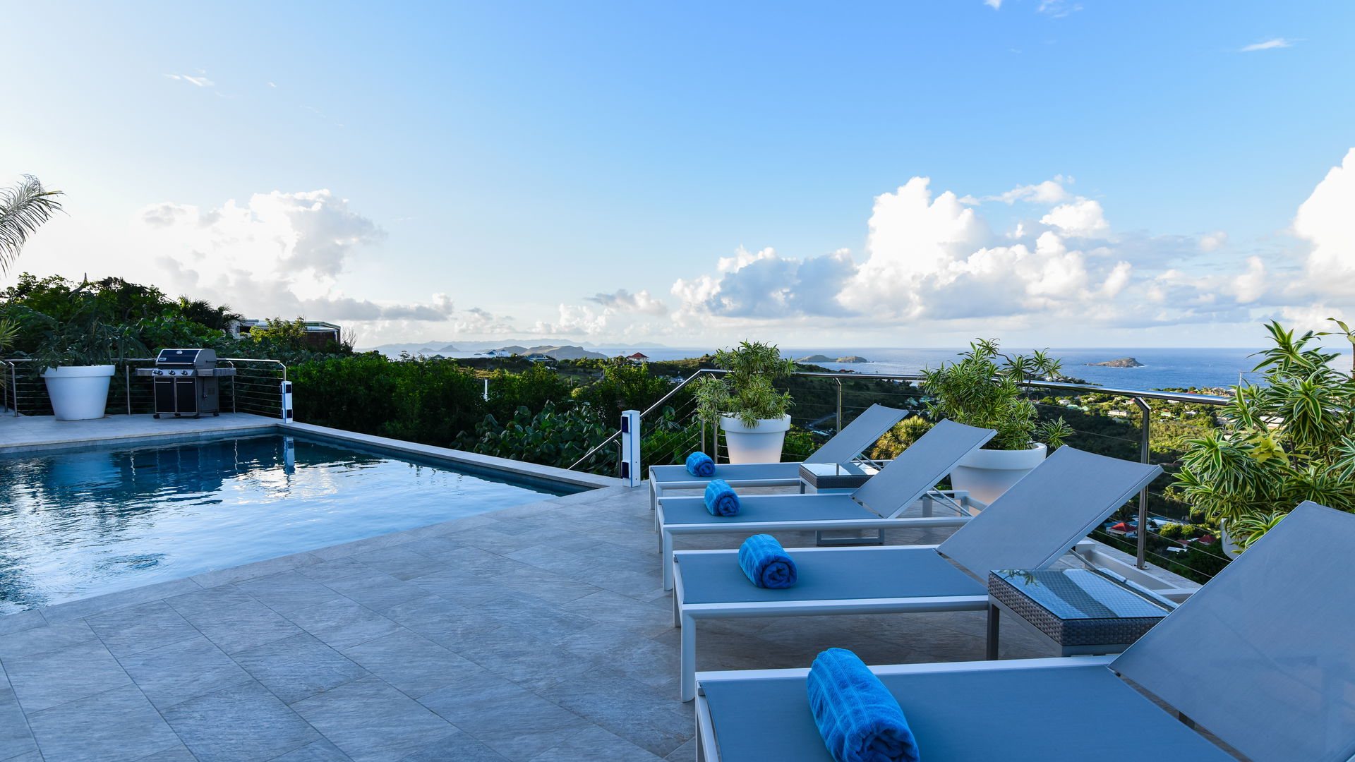 POOL & TERRACE