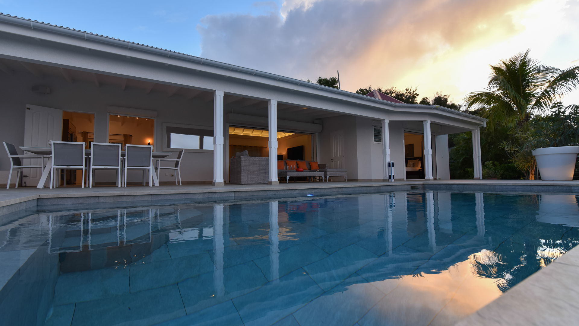 POOL & TERRACE