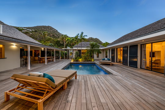 VILLA CRUSH BY NIGHT 1