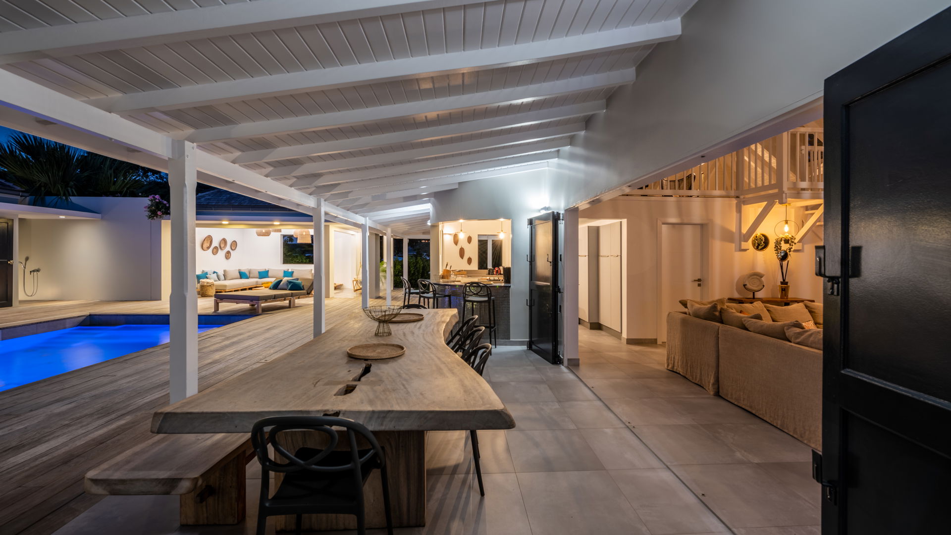 KITCHEN & DINING AREA