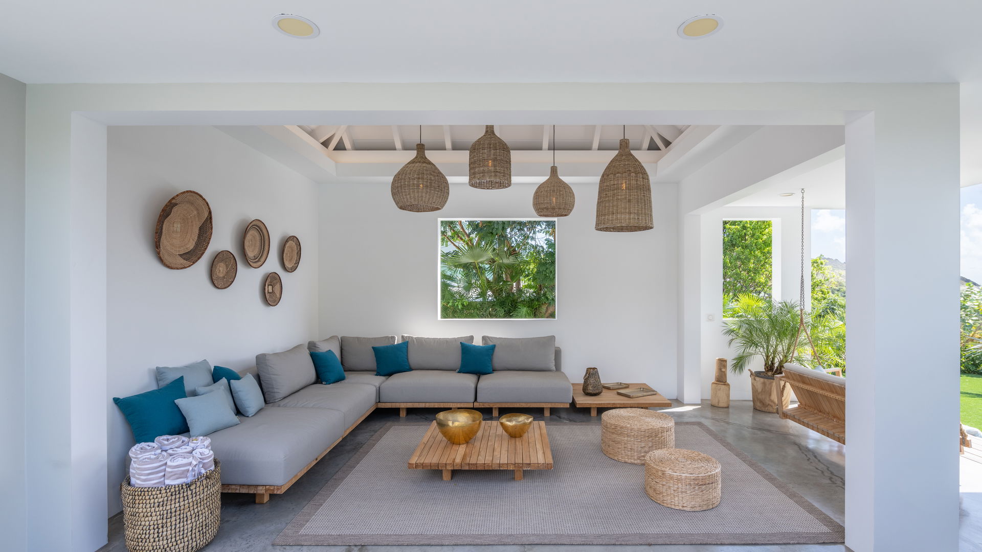 OUTDOOR LOUNGE AREA