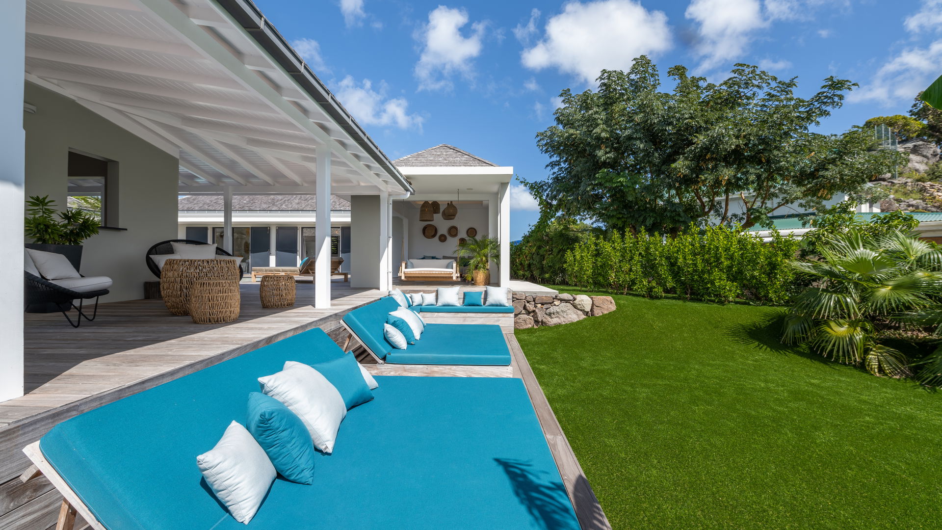 OUTDOOR LOUNGE AREA