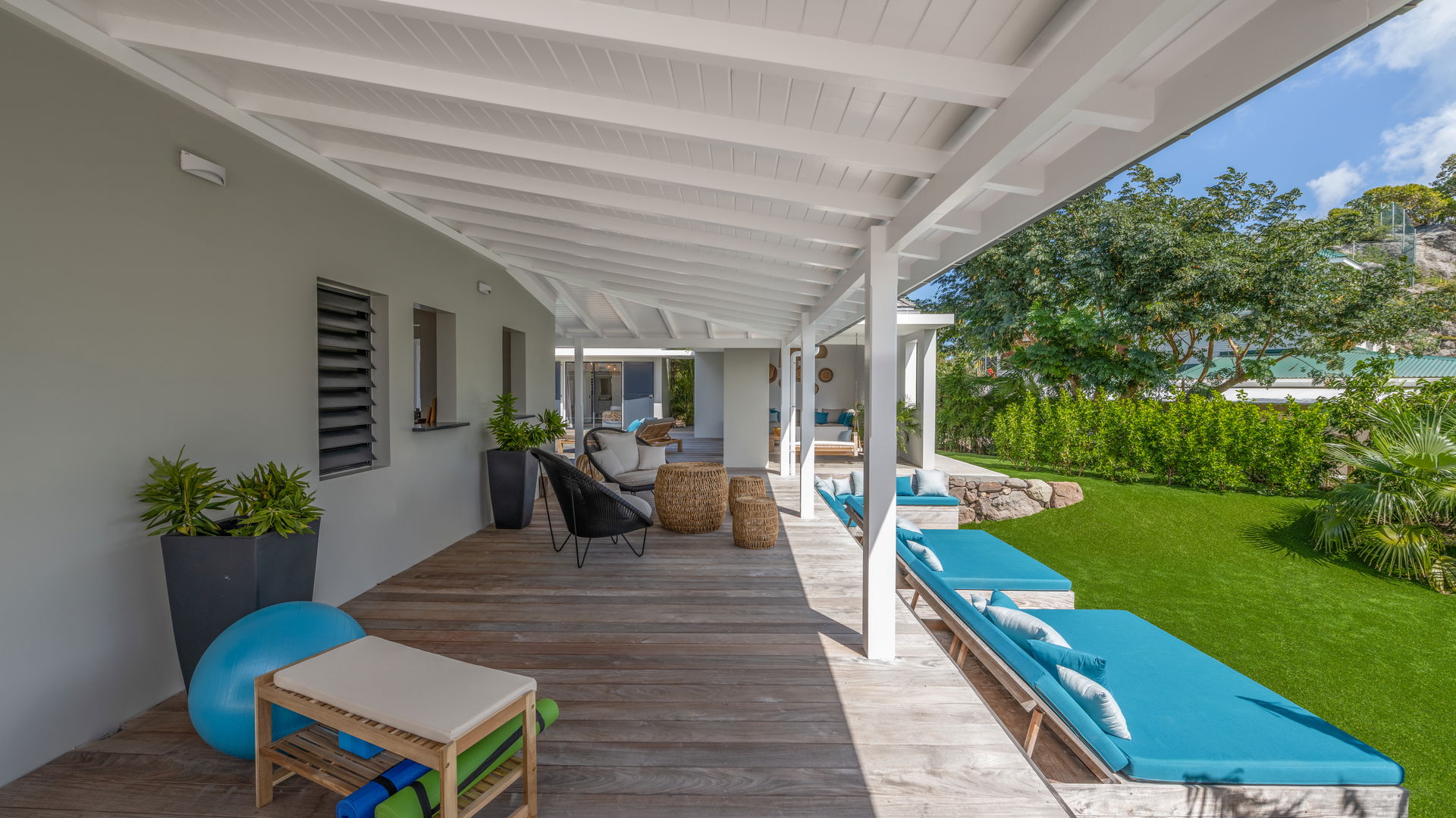 OUTDOOR LOUNGE AREA