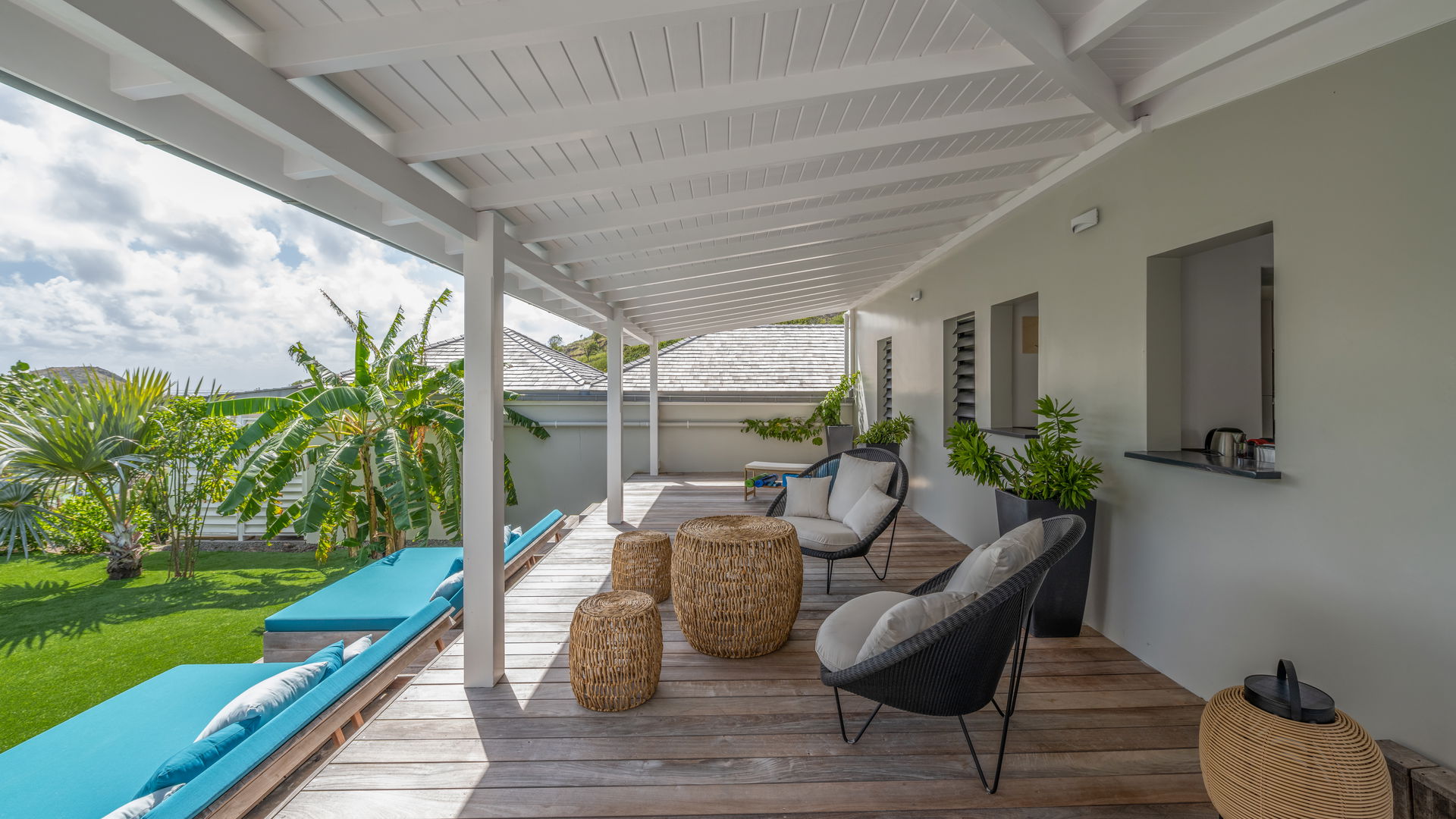 OUTDOOR LOUNGE AREA