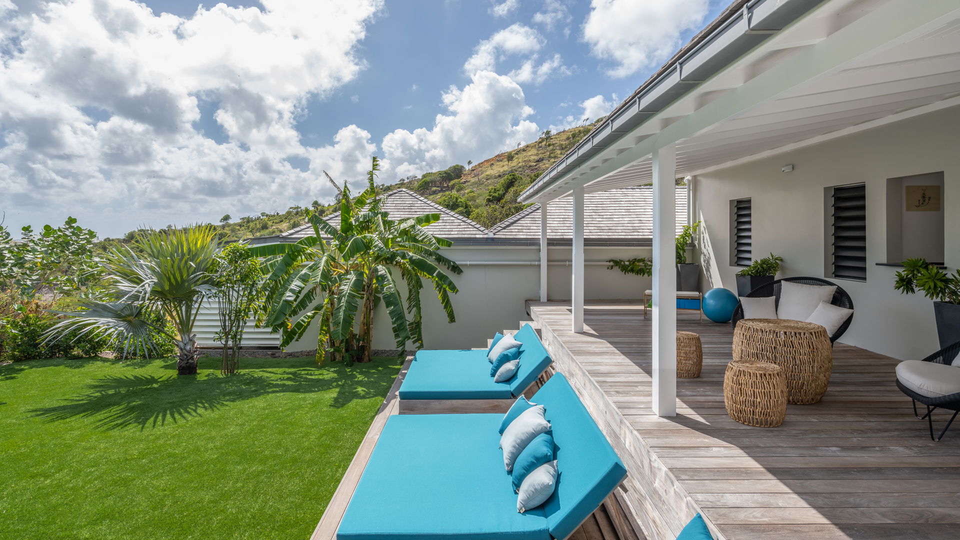 OUTDOOR LOUNGE AREA
