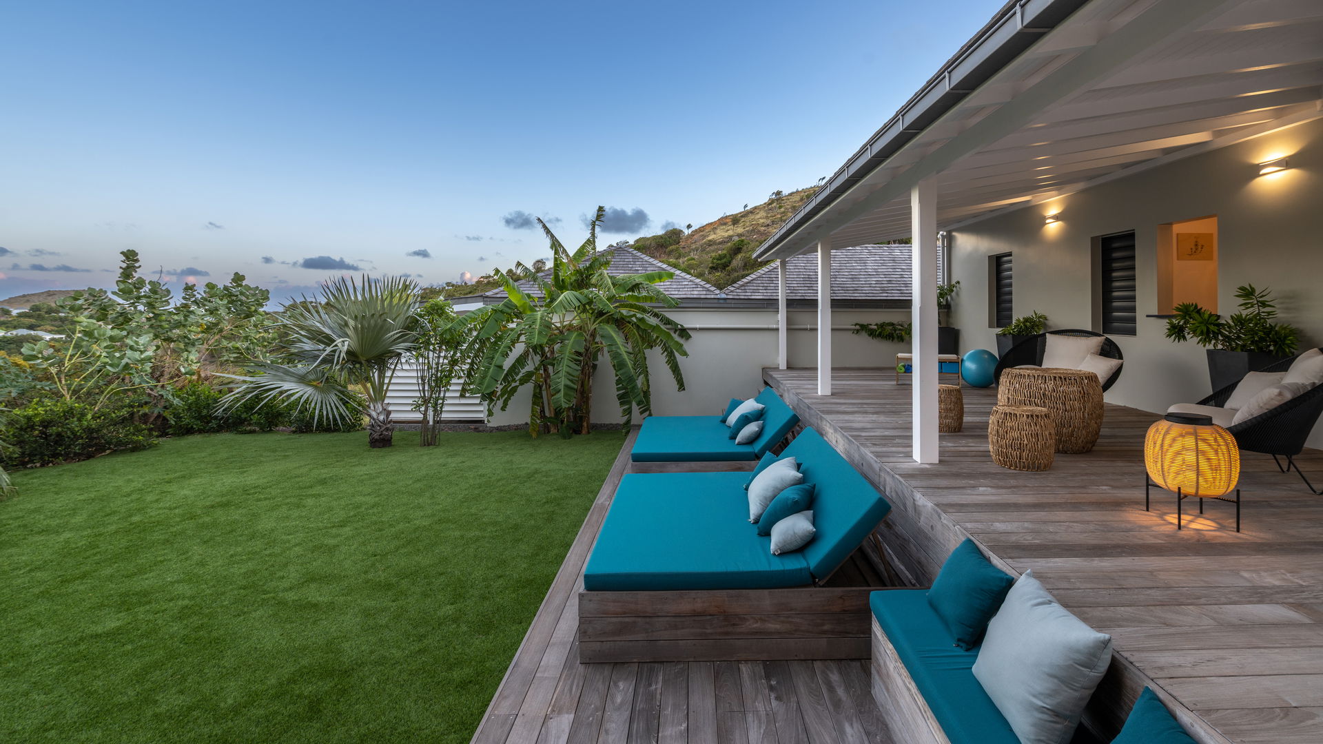 OUTDOOR LOUNGE AREA