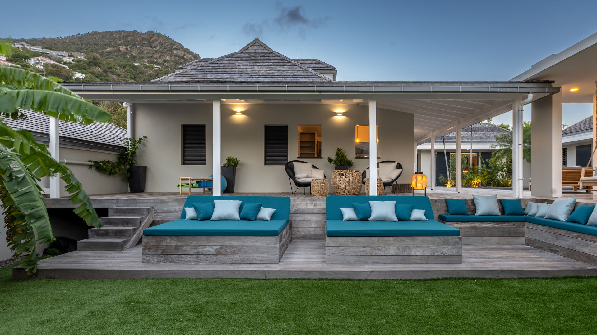 OUTDOOR LOUNGE AREA