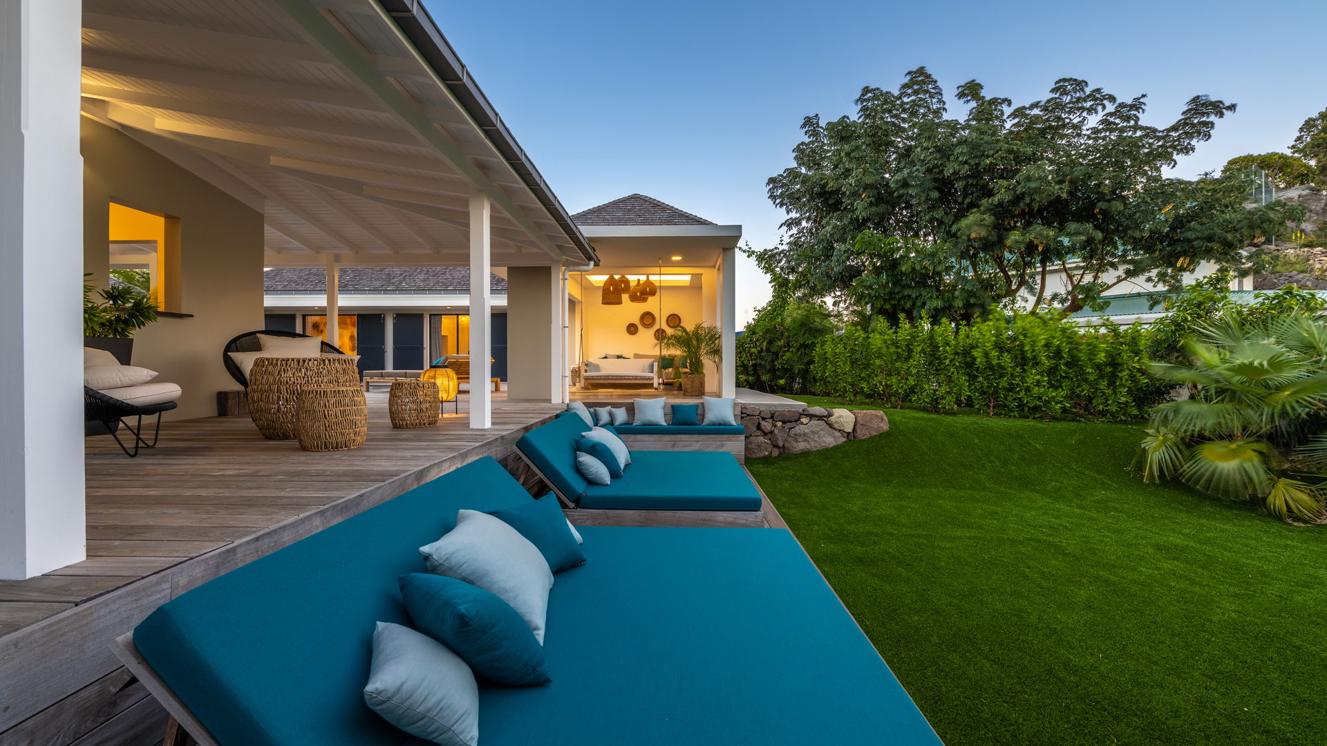 OUTDOOR LOUNGE AREA
