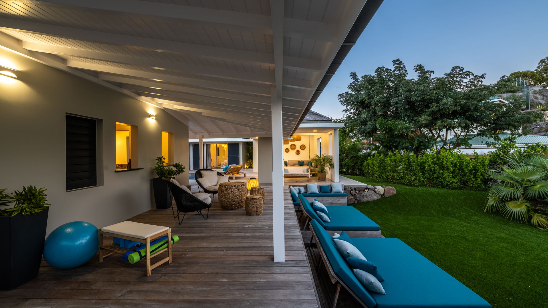 OUTDOOR LOUNGE AREA