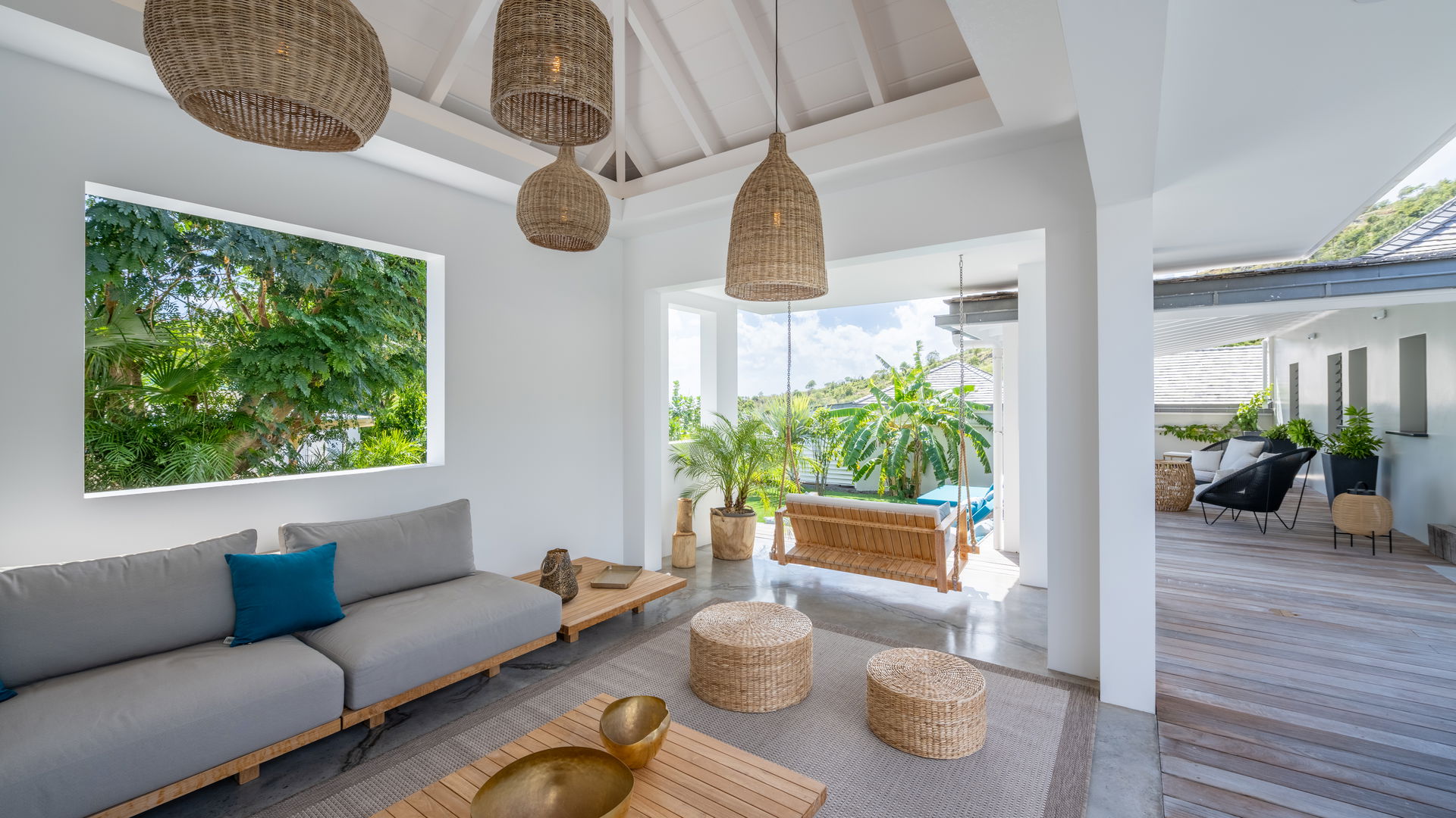 OUTDOOR LOUNGE AREA