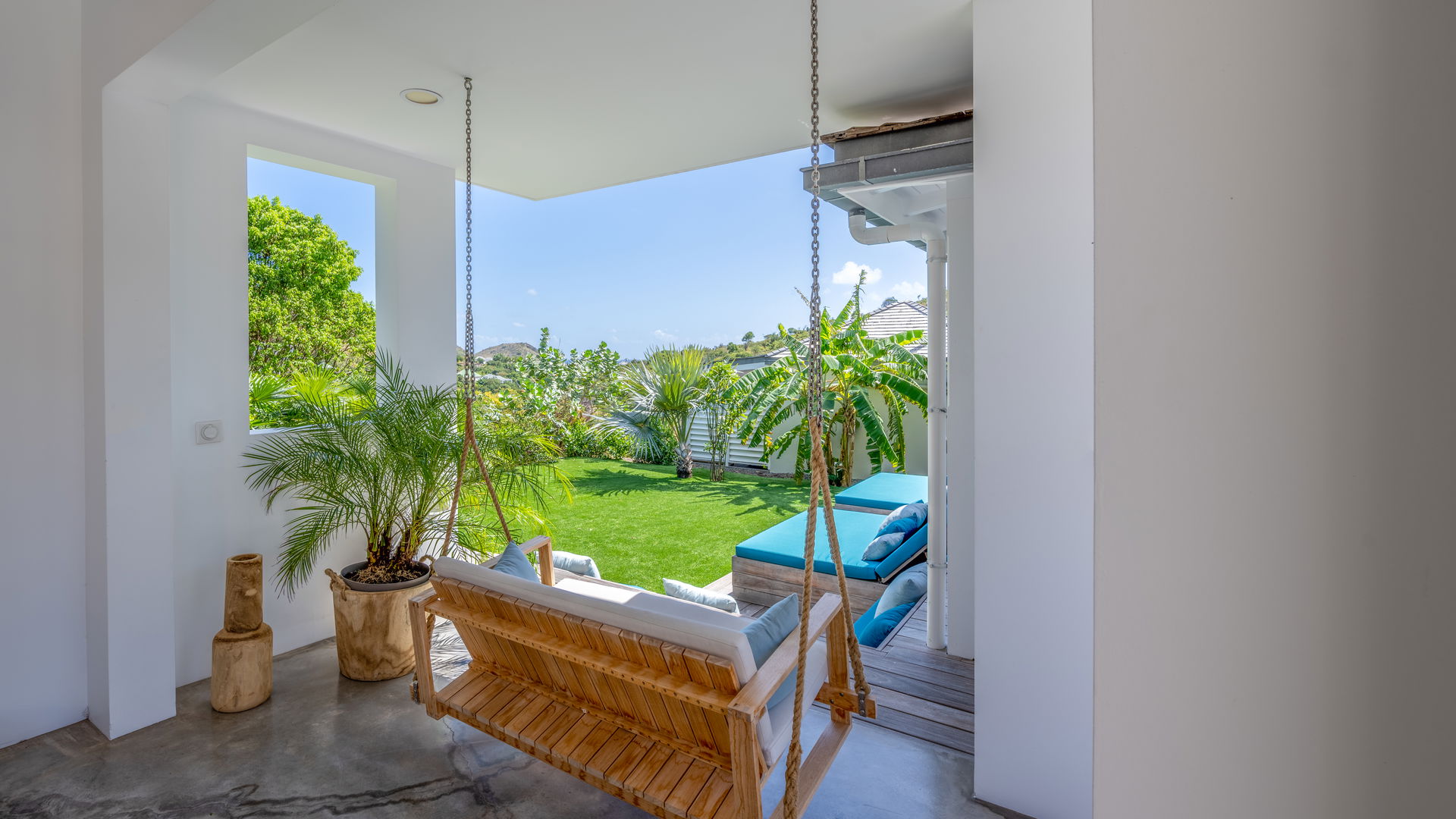 OUTDOOR LOUNGE AREA
