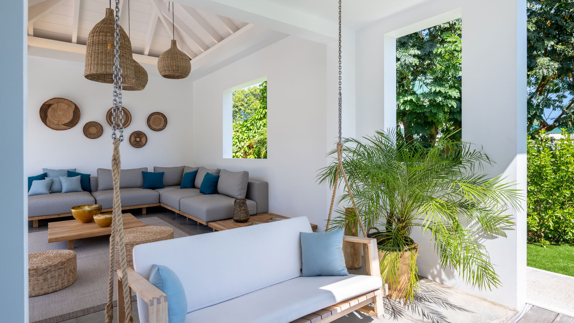 OUTDOOR LOUNGE AREA