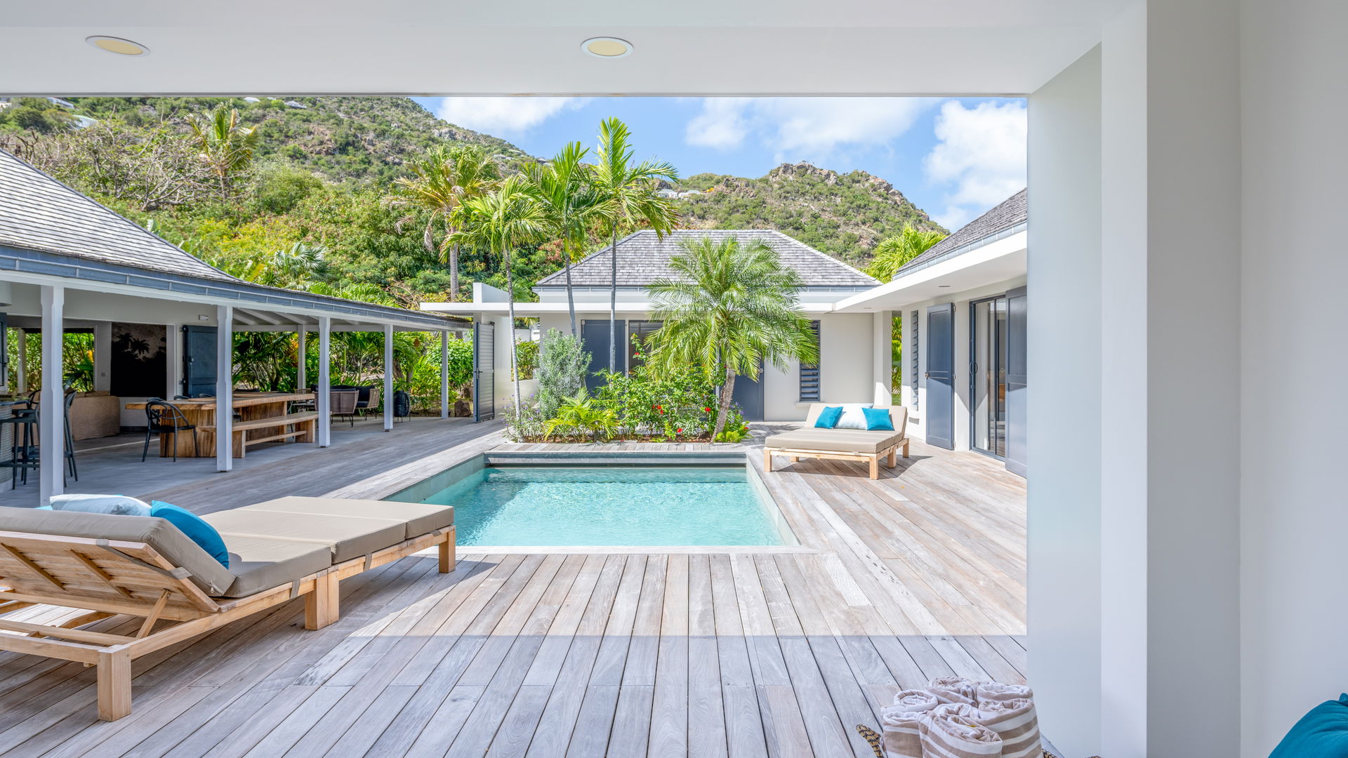 OUTDOOR LOUNGE AREA