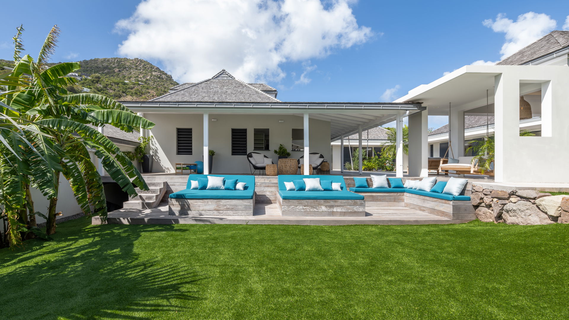 OUTDOOR LOUNGE AREA