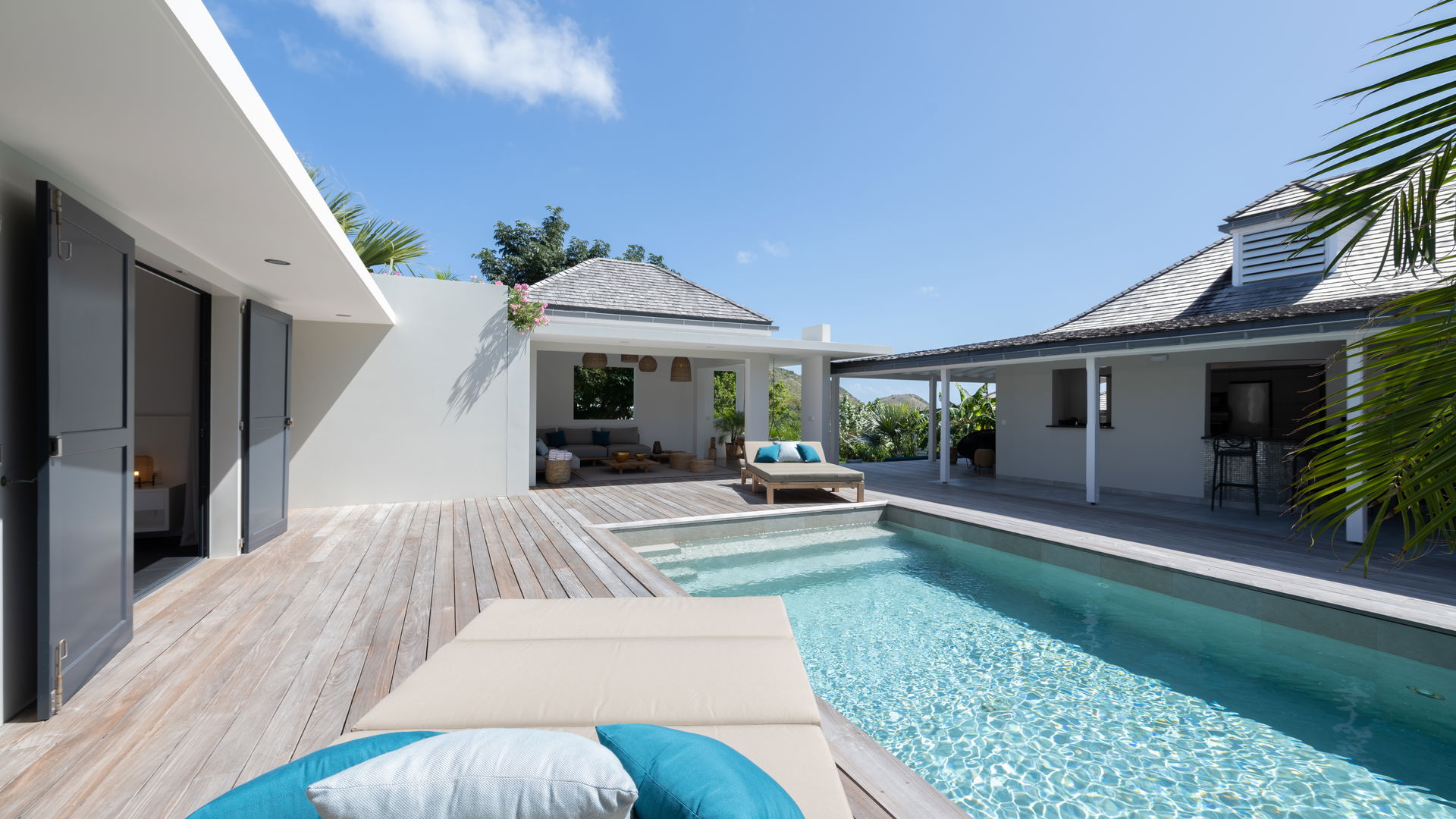 POOL & TERRACE