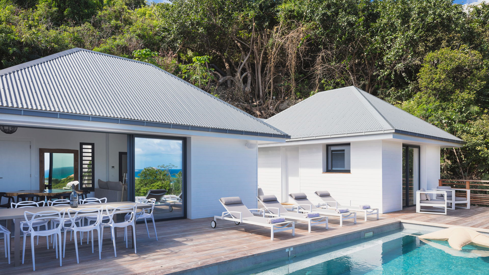 POOL & TERRACE