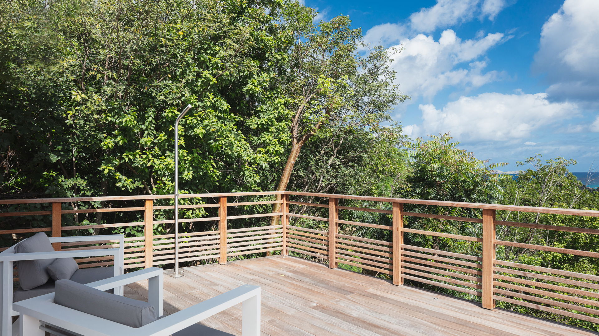 POOL & TERRACE