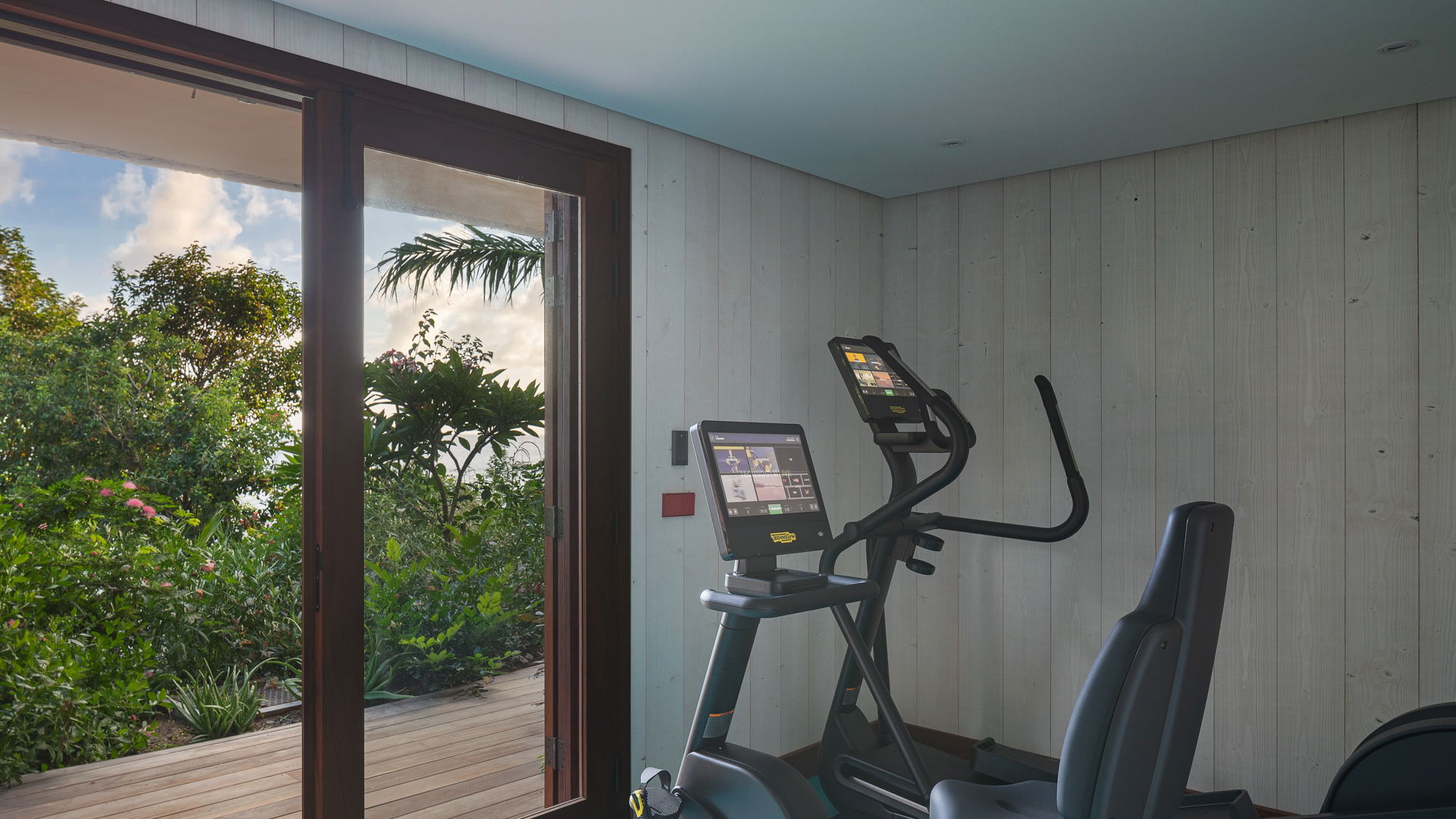 FITNESS & MASSAGE ROOM