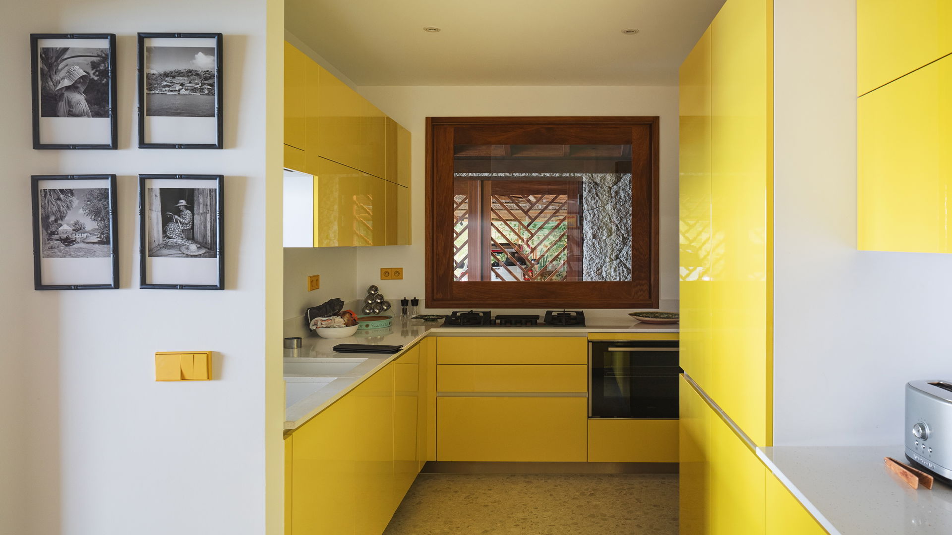 KITCHEN & DINING AREA