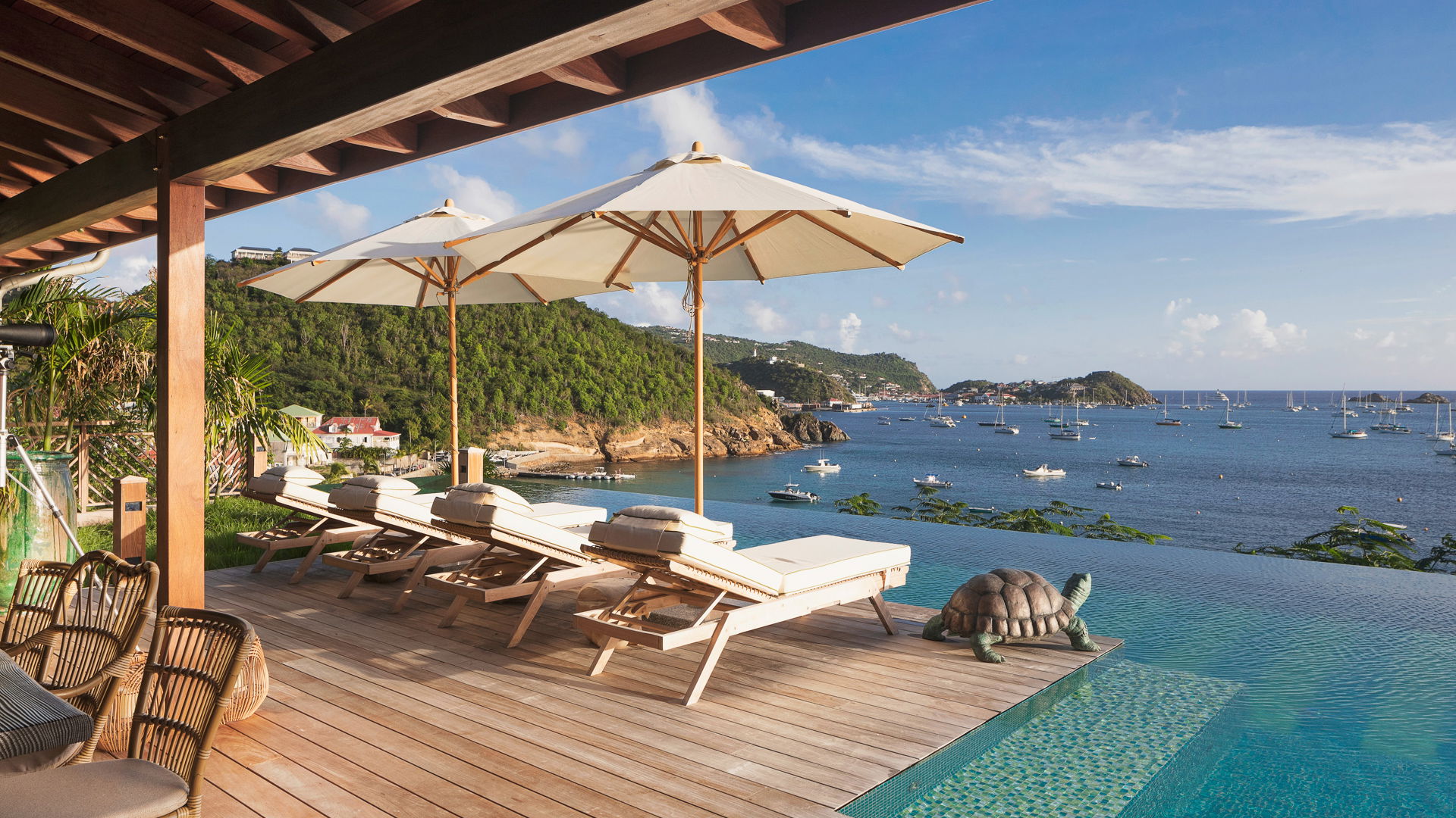 POOL & TERRACE