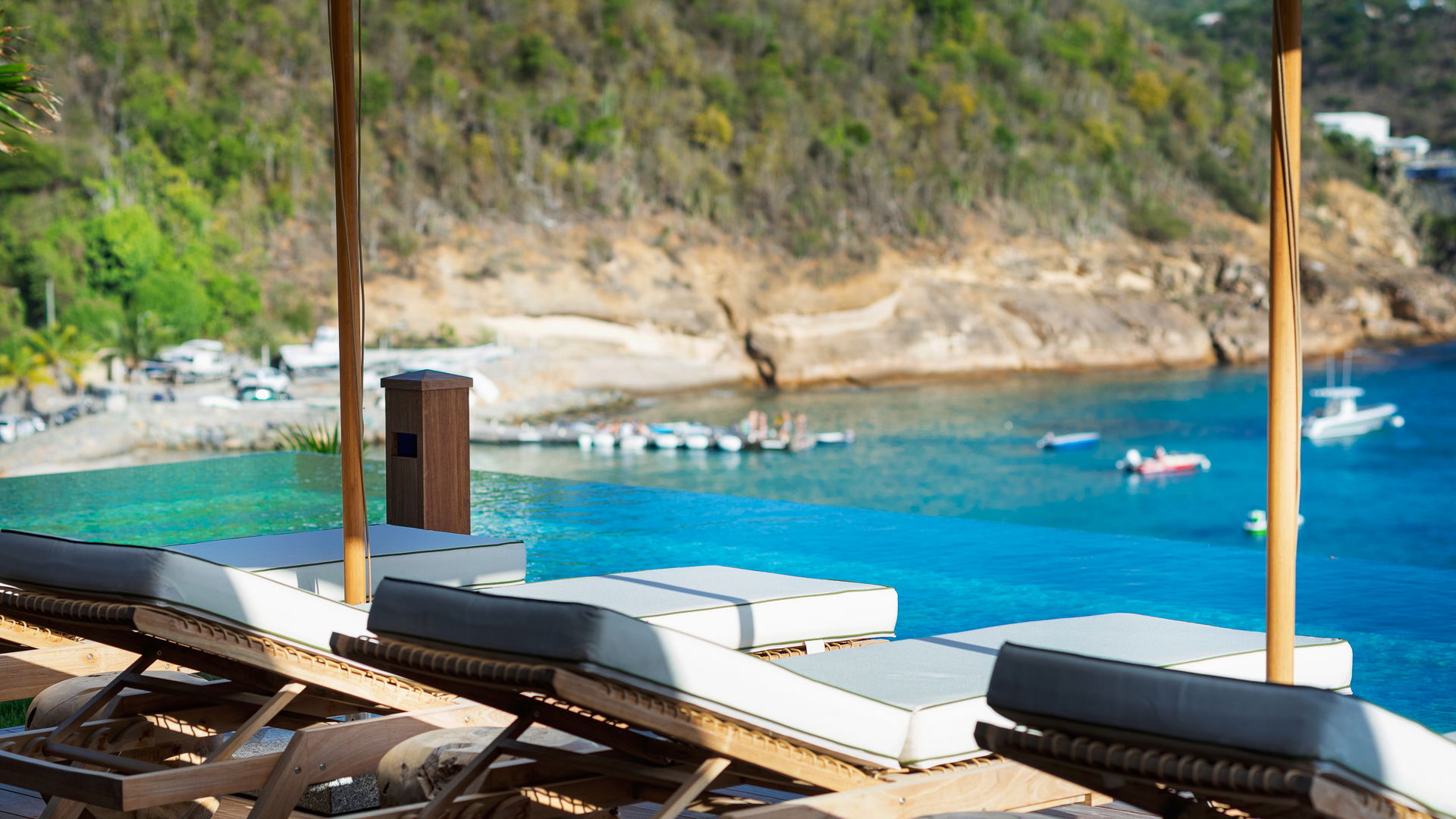 POOL & TERRACE