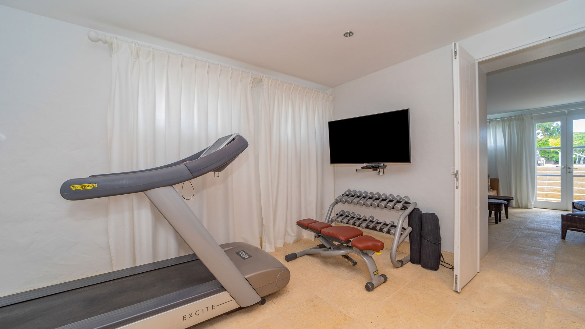 FITNESS ROOM