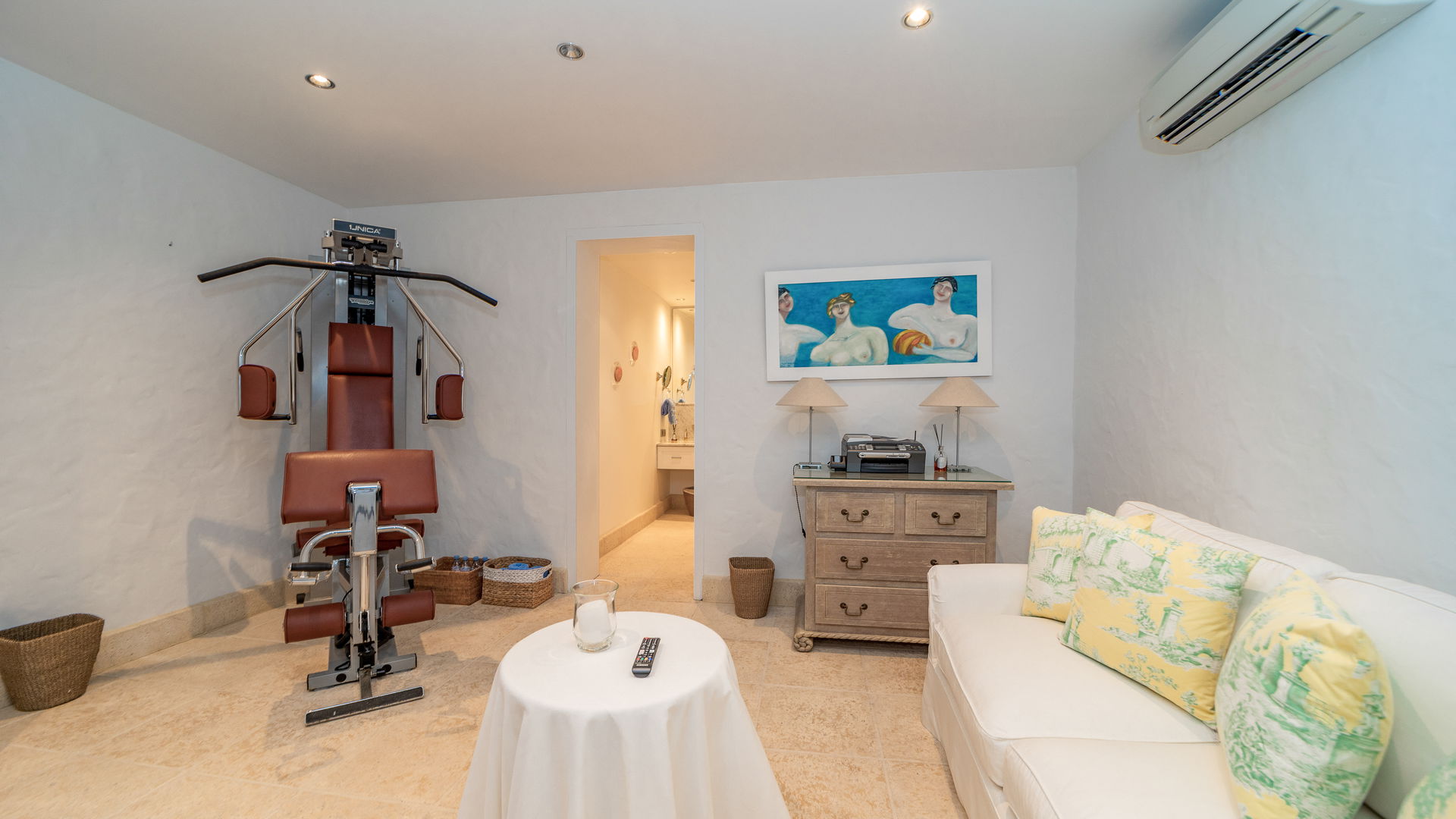 FITNESS ROOM