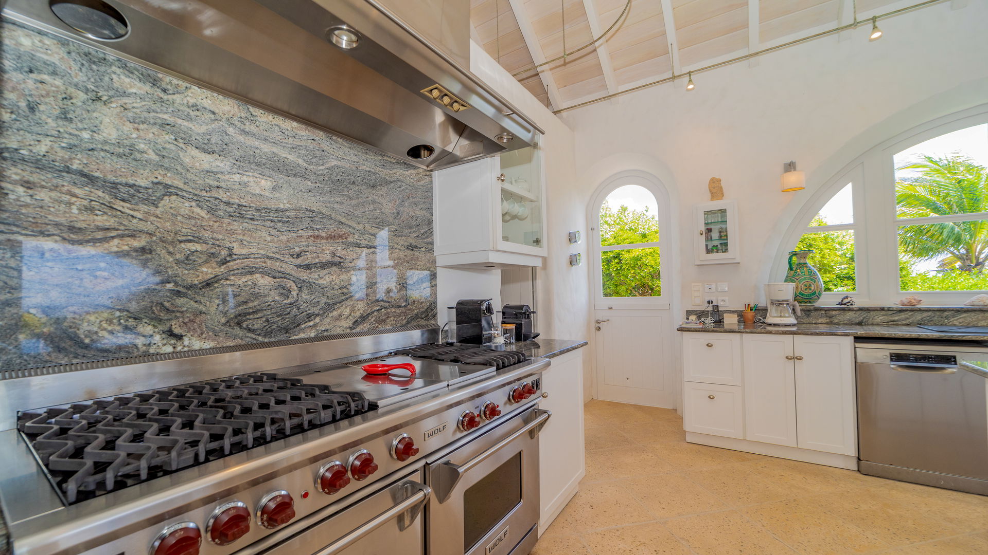 KITCHEN & DINING AREA