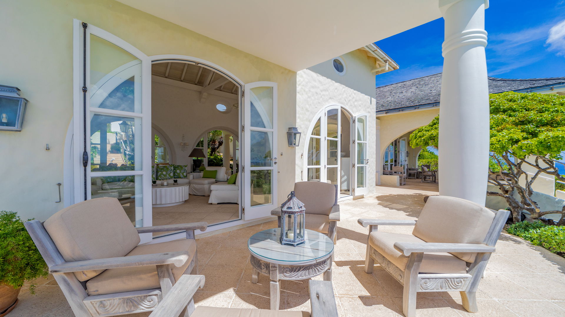 OUTDOOR LOUNGE AREA