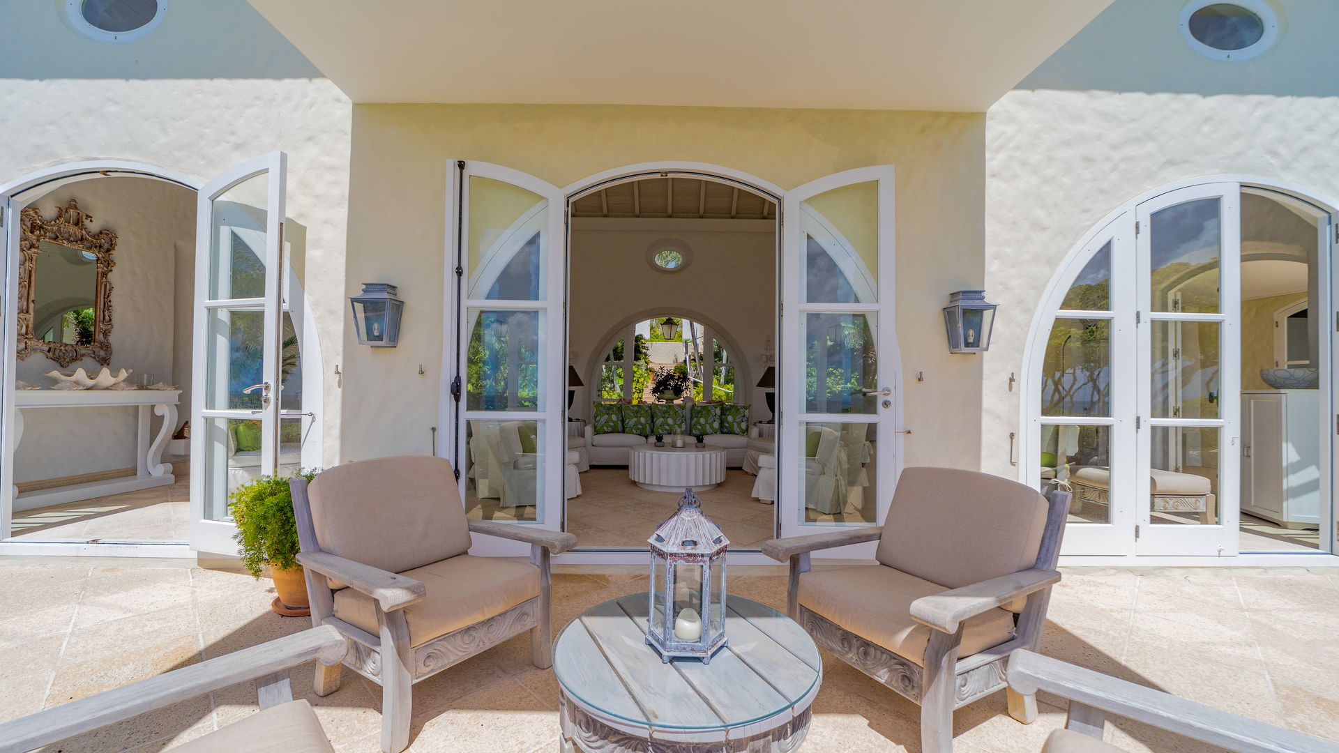 OUTDOOR LOUNGE AREA