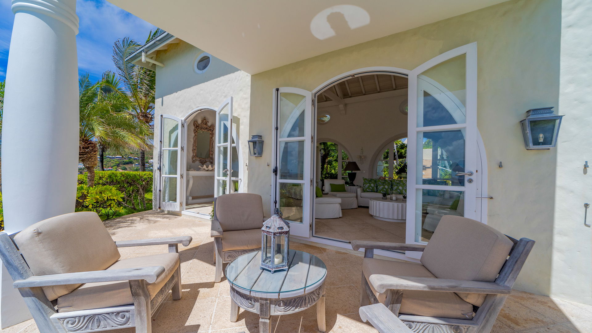 OUTDOOR LOUNGE AREA