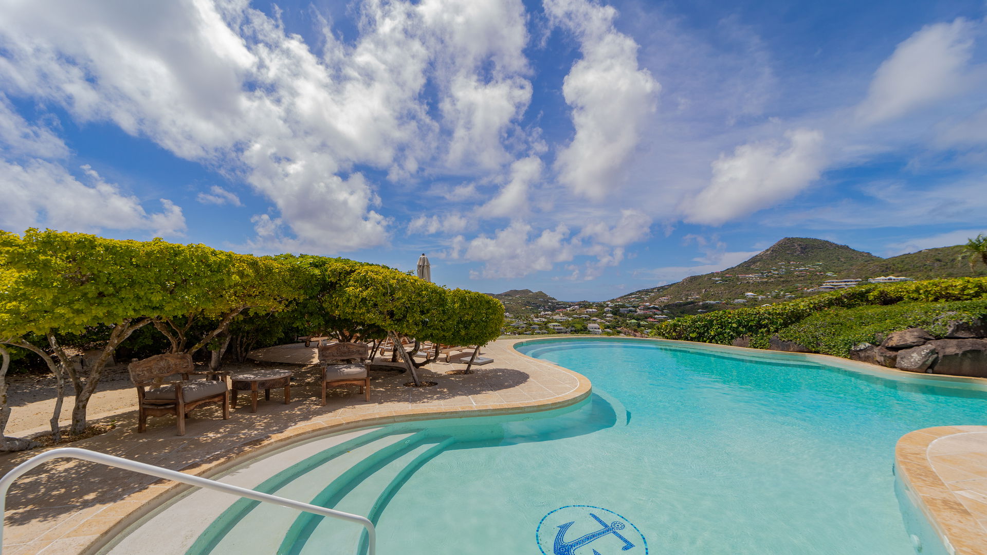 POOL & TERRACE