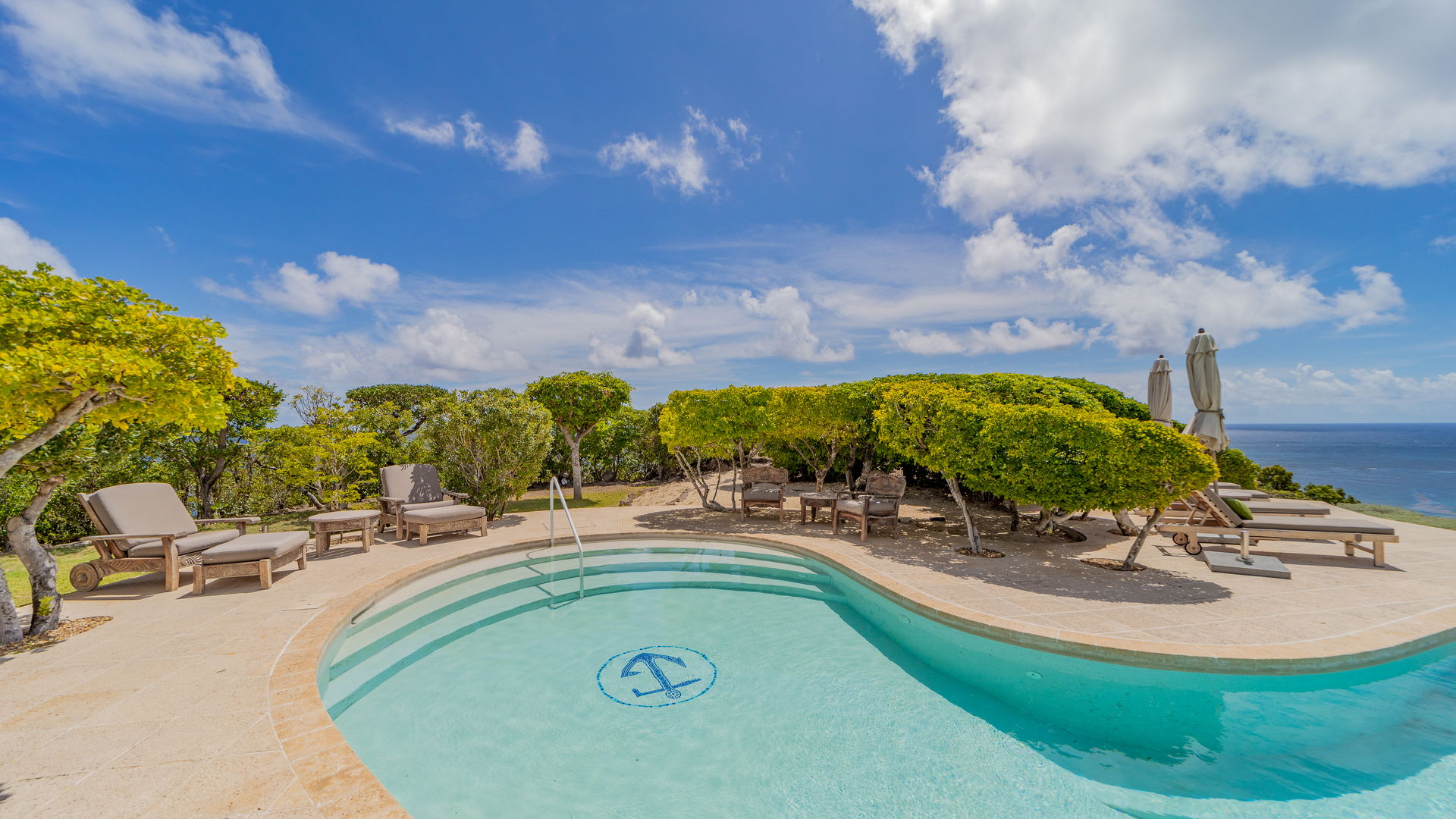 POOL & TERRACE