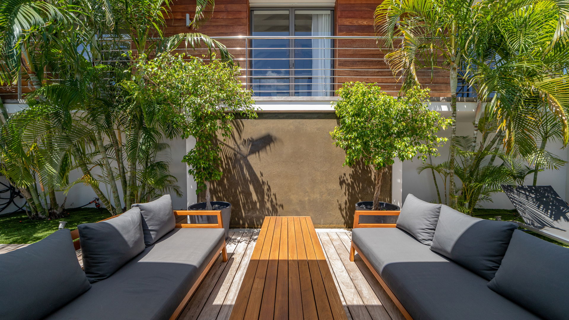 OUTDOOR LOUNGE AREA