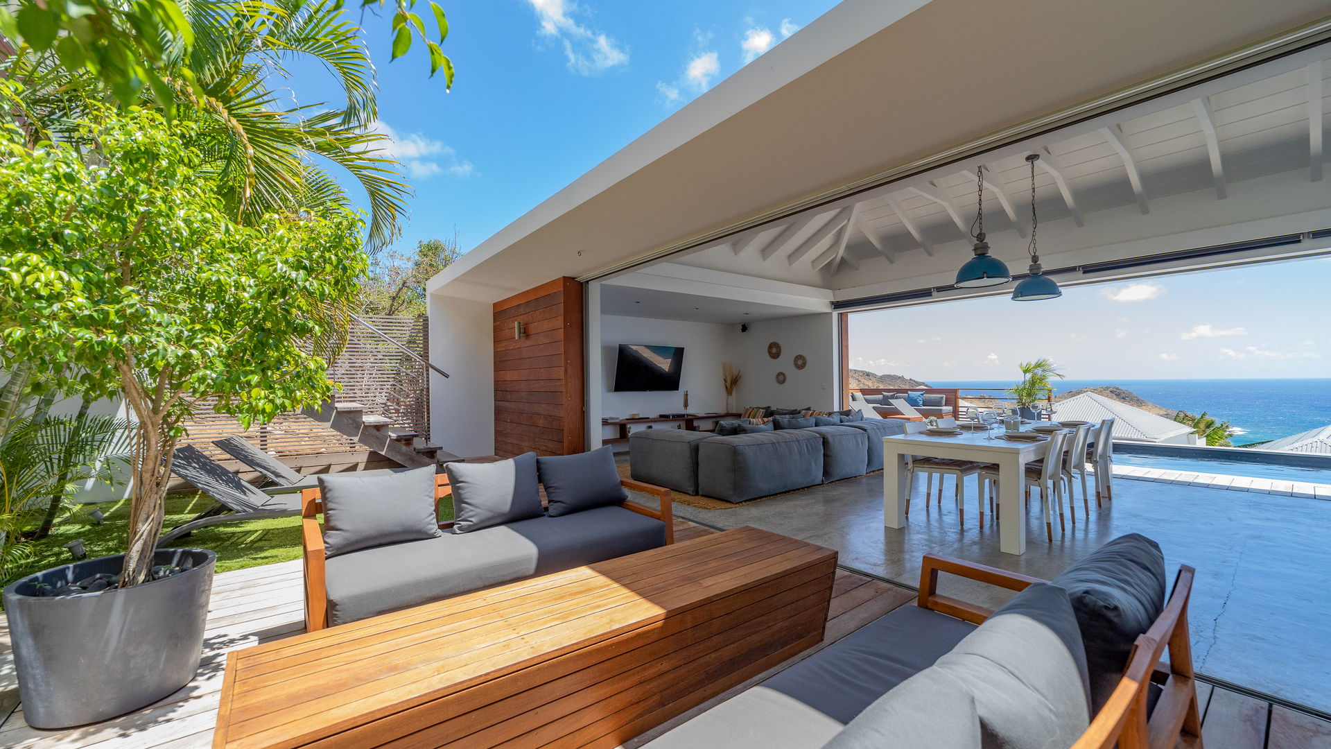 OUTDOOR LOUNGE AREA