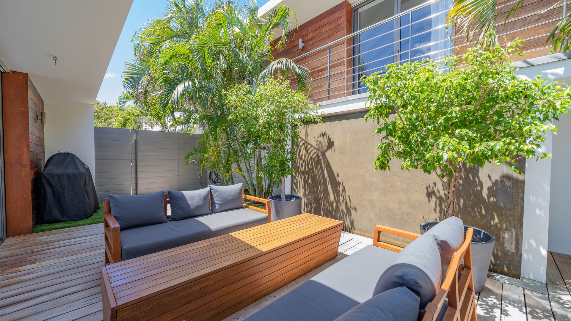 OUTDOOR LOUNGE AREA