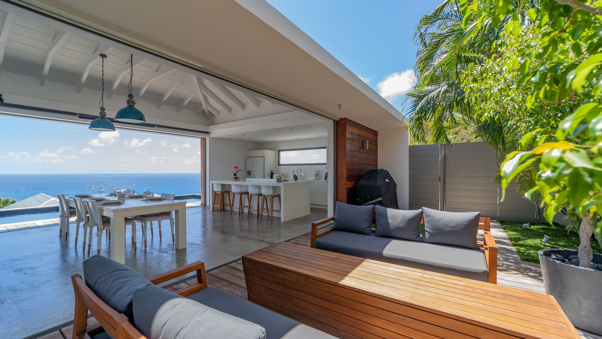 OUTDOOR LOUNGE AREA