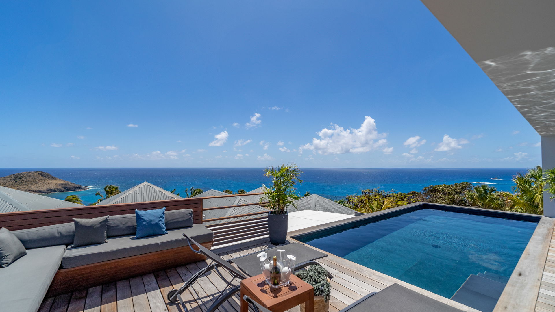 POOL & TERRACE