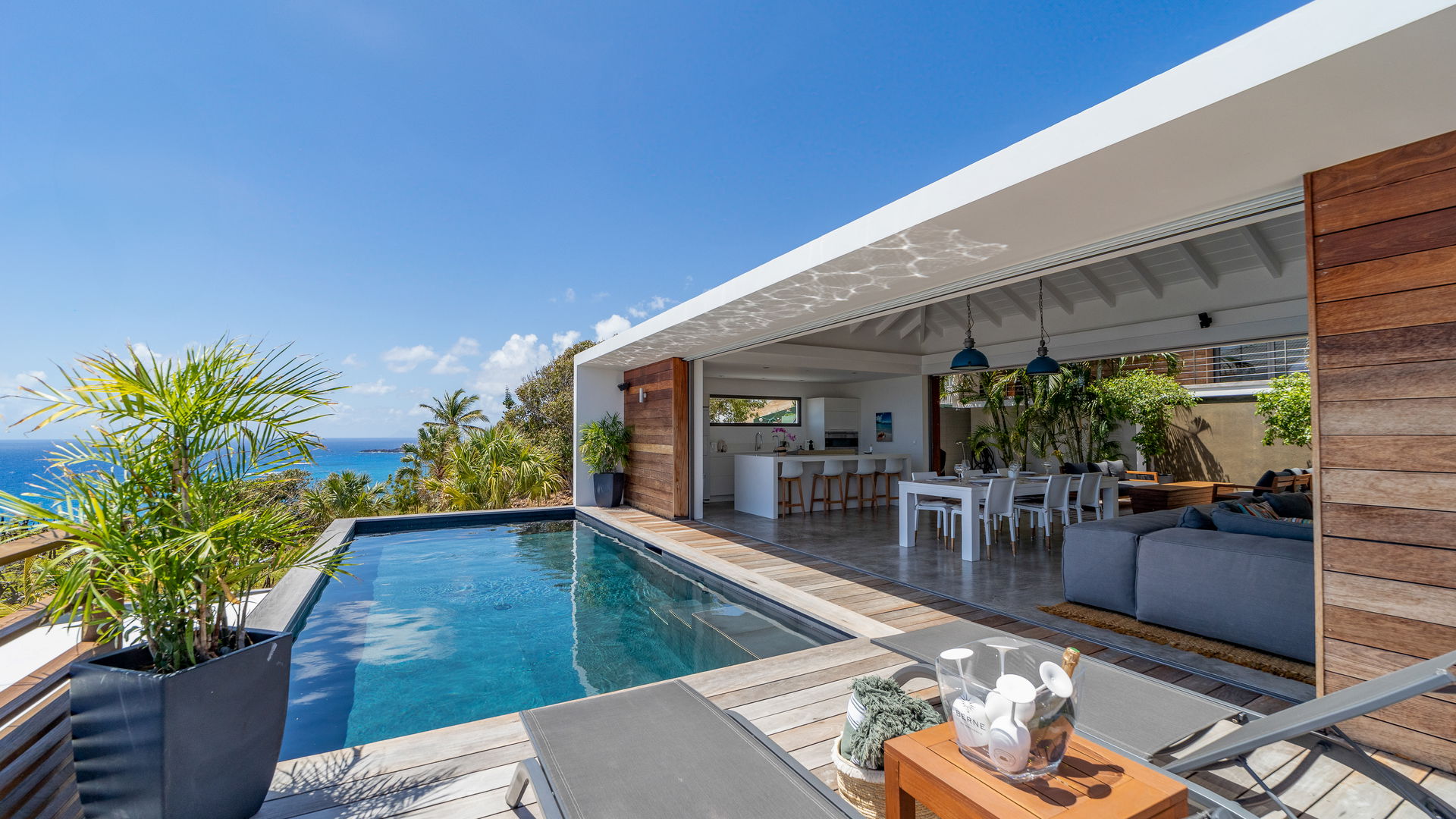 POOL & TERRACE