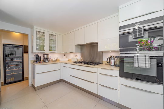 VILLA OTT KITCHEN & DINING AREA 7