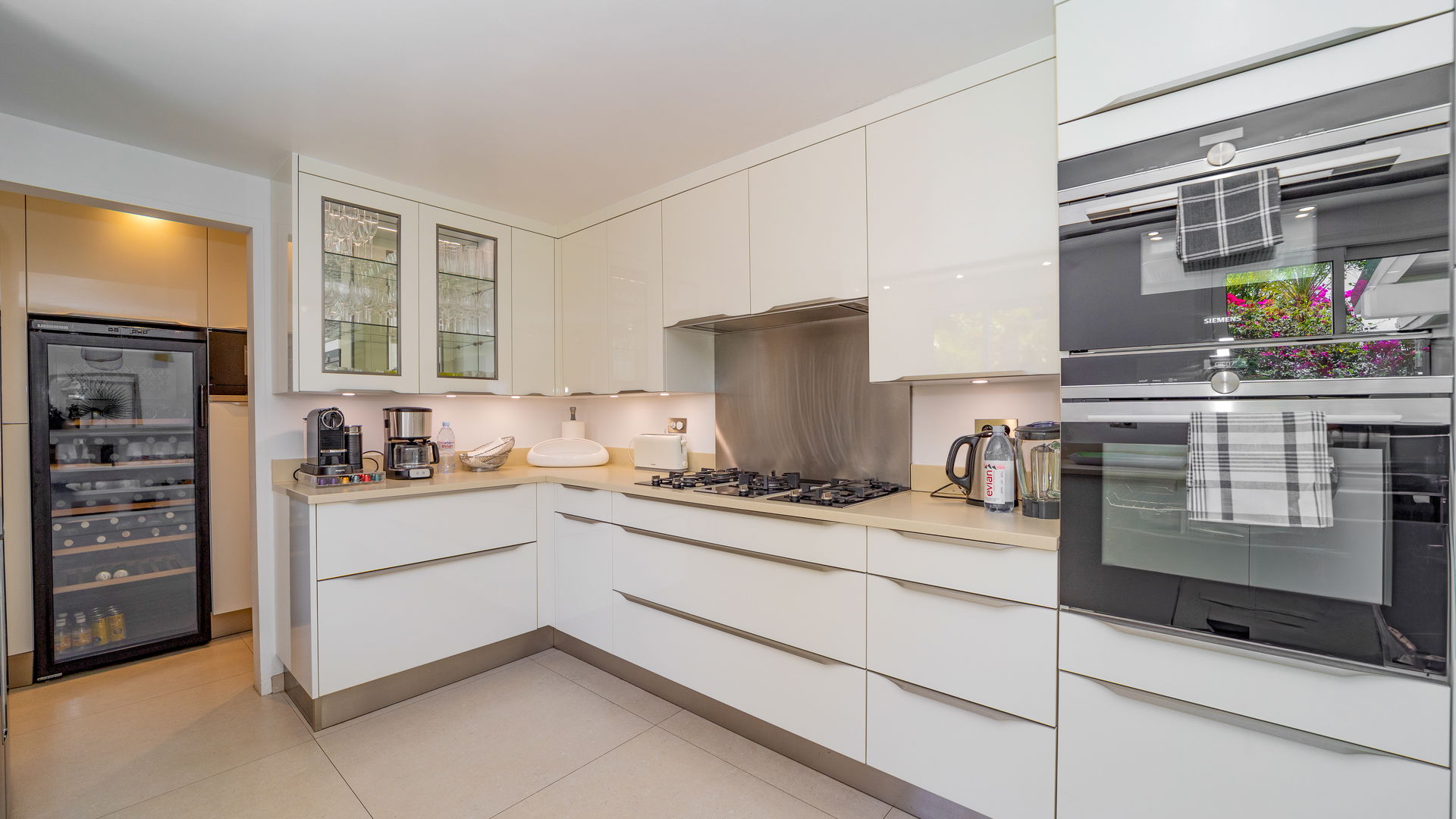 KITCHEN & DINING AREA