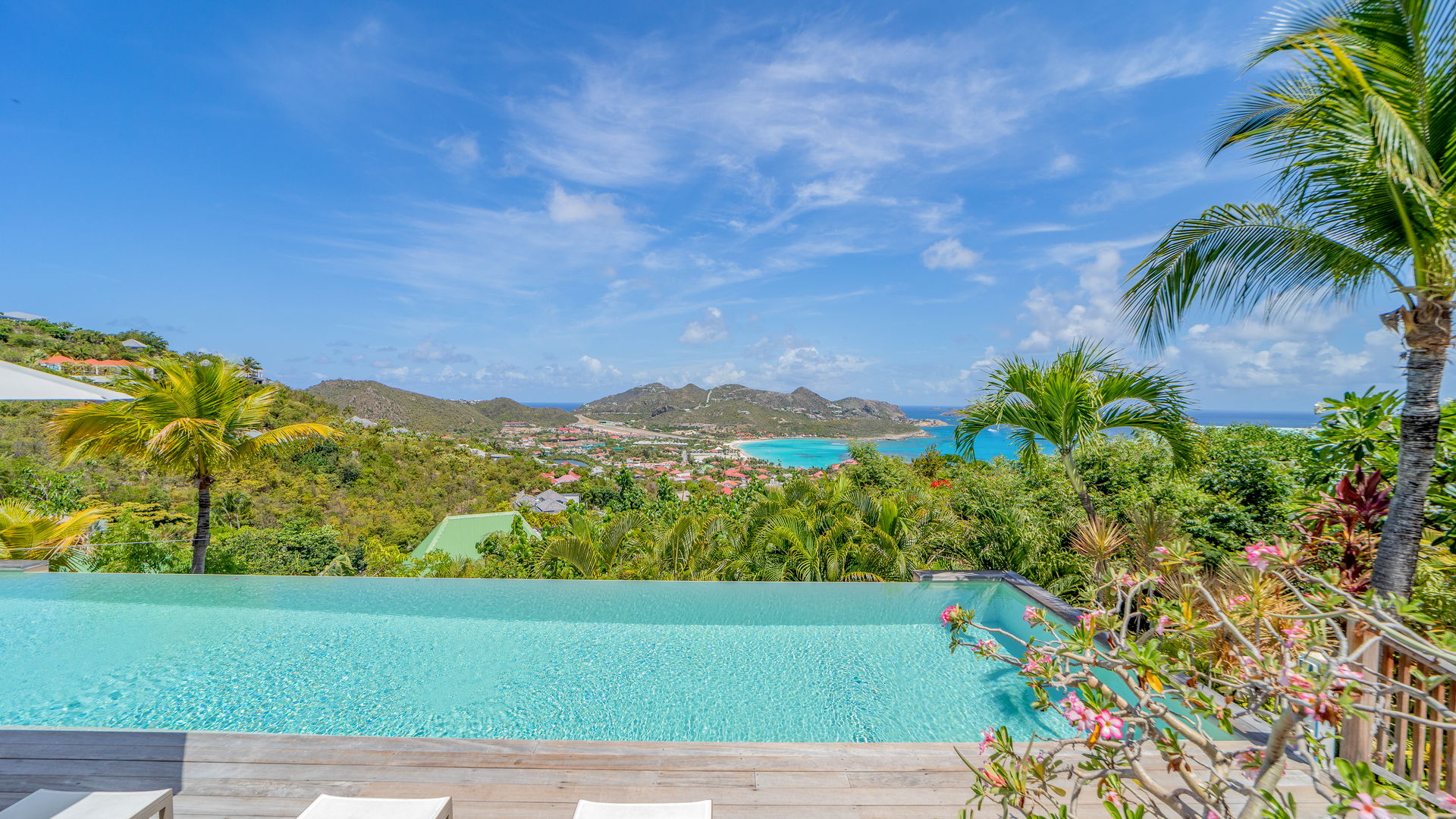 POOL & TERRACE