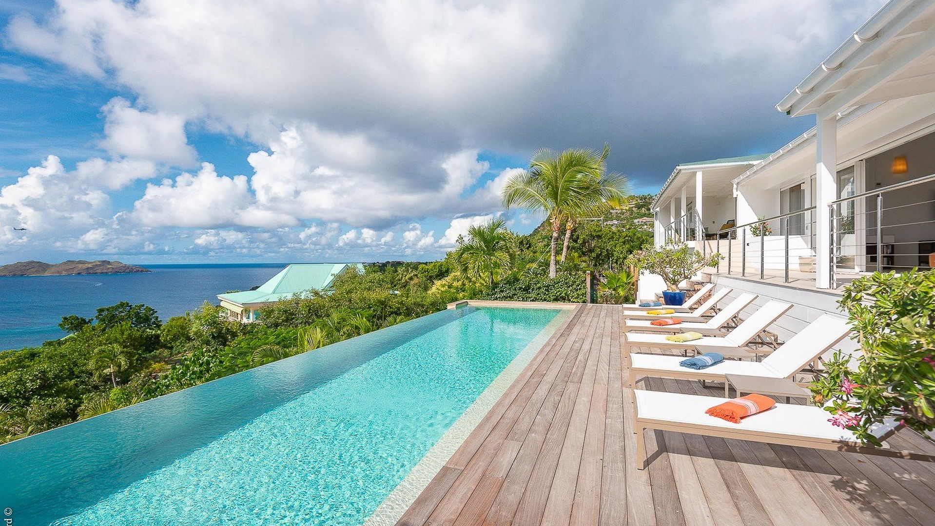 POOL & TERRACE