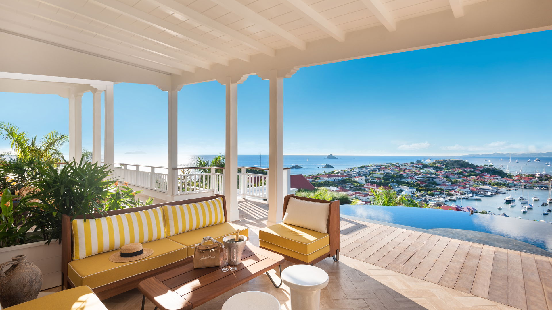 POOL & TERRACE