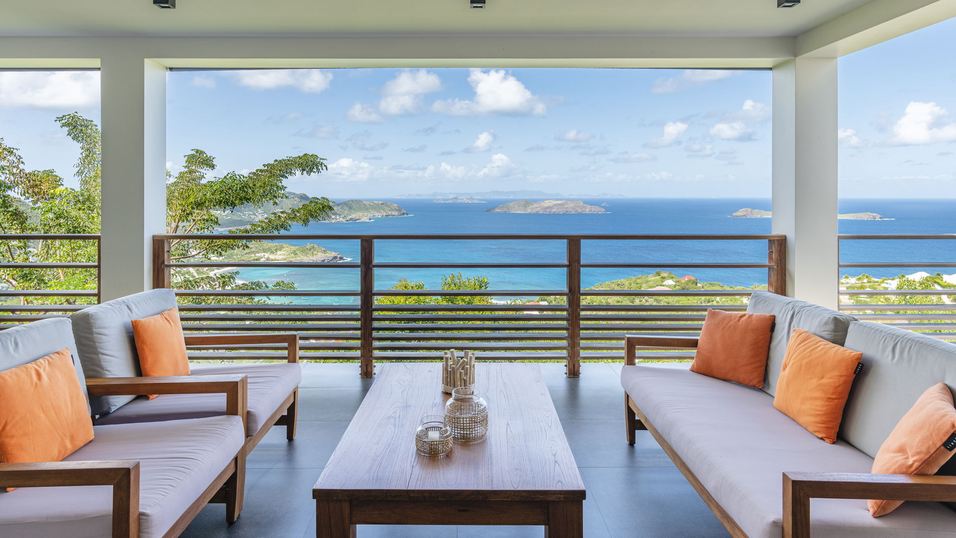 OUTDOOR LOUNGE AREA