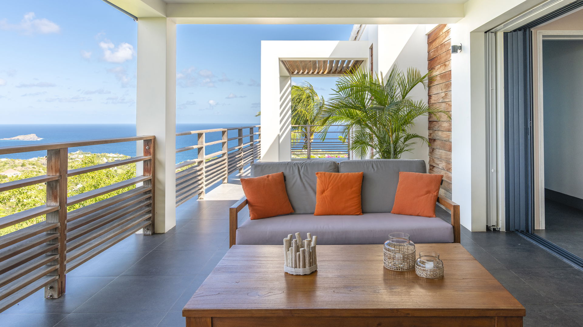 OUTDOOR LOUNGE AREA