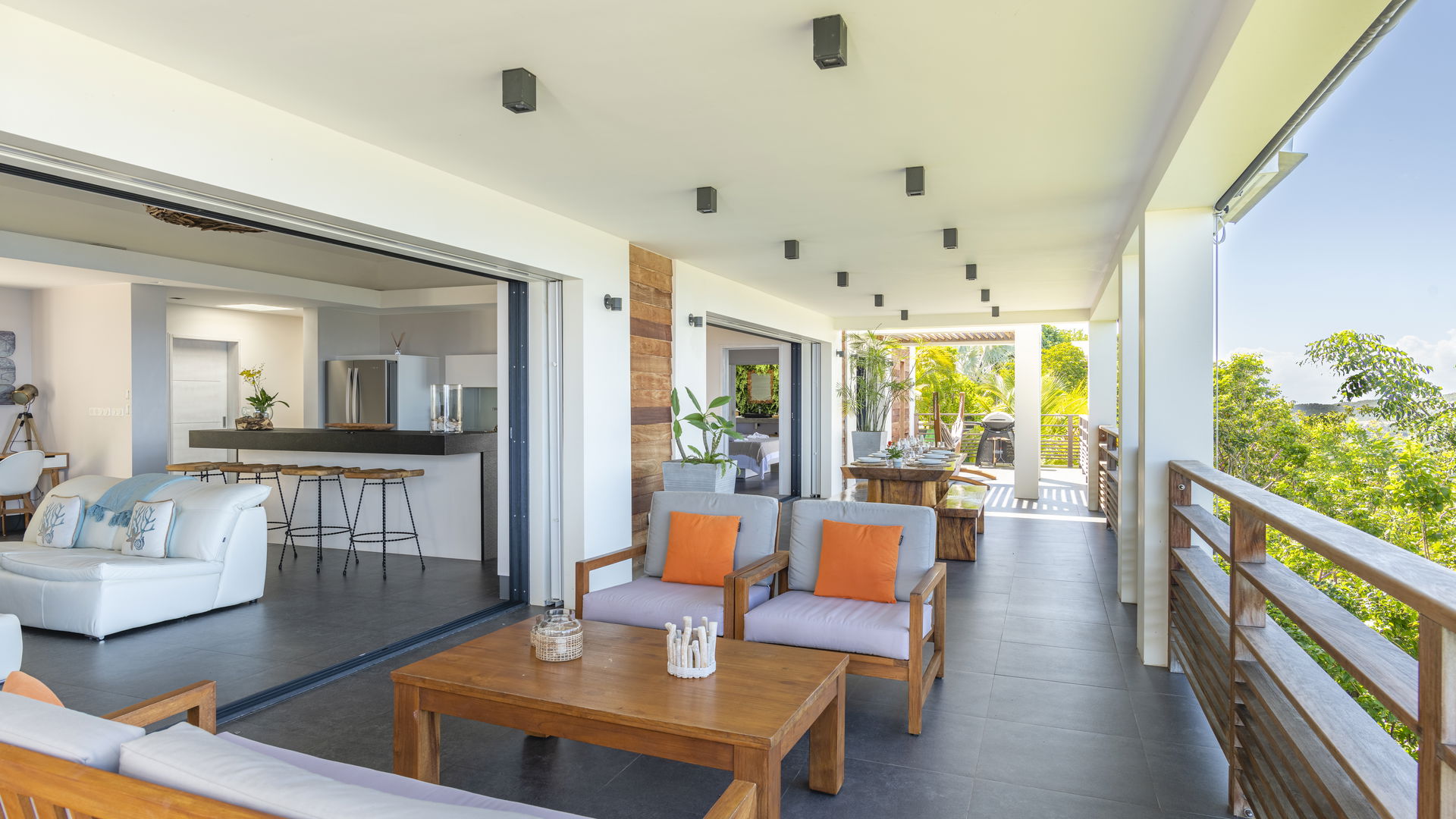 OUTDOOR LOUNGE AREA