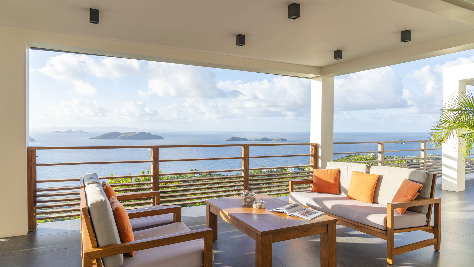 OUTDOOR LOUNGE AREA